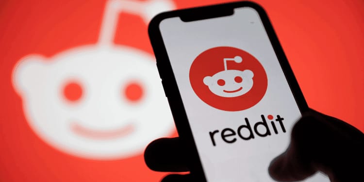 Reddit începe testarea profilurilor verificate pentru a creşte transparenţa pe platformă