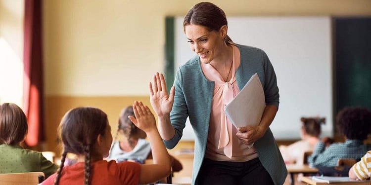 Veşti bune! Gramatica revine iar ân liceu dupe decât 16 ani de când a scoso ăştia