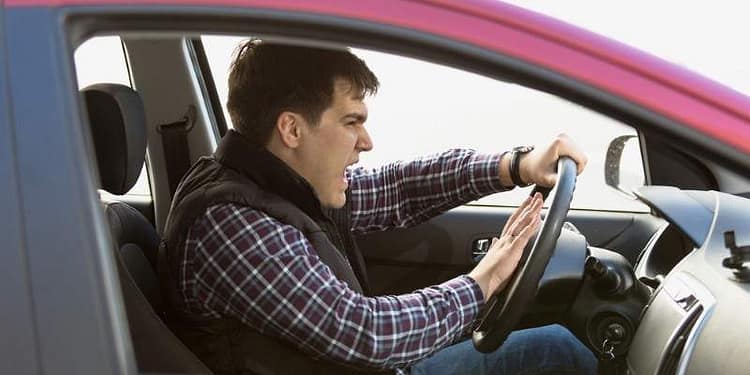 Superstiții. Ce înseamnă când claxonezi? Cineva se gândește intens la maică-ta!