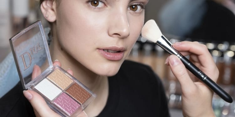 Prețurile machiajului profesional explodează înainte de Revelion: Cât plătesc româncele pentru look-ul perfect